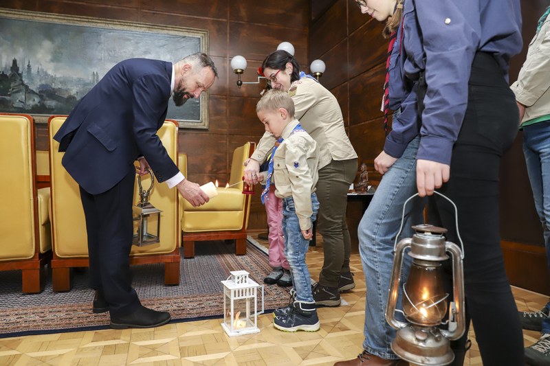 Skauti přinesli na Novou radnici Betlémské světlo Skauti přinesli na Novou radnici Betlémské světlo