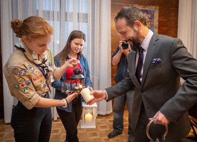 Primátor Tomáš Macura si připaluje svíčku s Betlémským světlem od Lucie Kročové. Foto: Lukáš Kaboň 