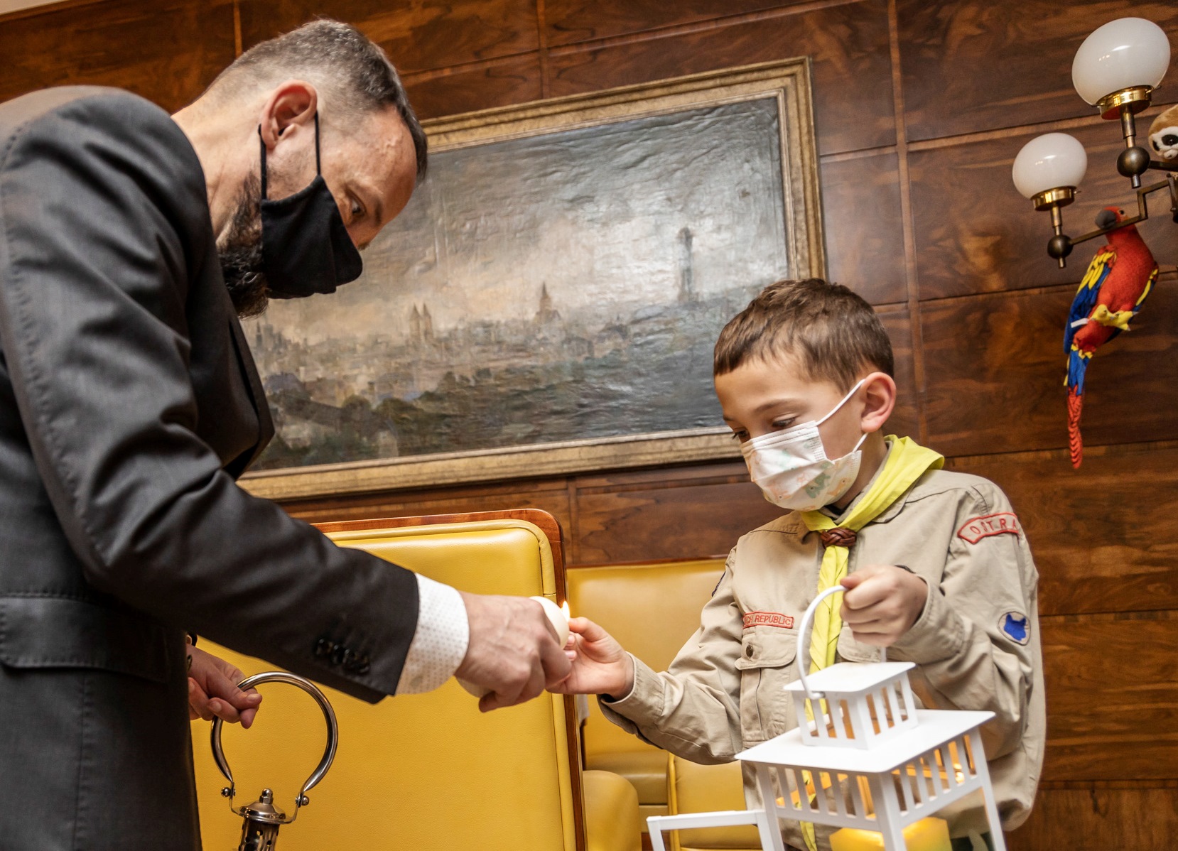Skaut Patrik Hořínek zapaluje Betlémským světlem primátorovu svíčku. Foto: Jiří Zerzoň