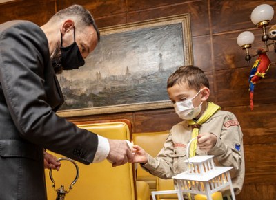 Skaut Patrik Hořínek zapaluje Betlémským světlem primátorovu svíčku. Foto: Jiří Zerzoň