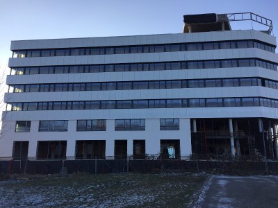 „Skelet“ na konci prosince 2016. Železobetonová konstrukce je pokryta obvodovým pláštěm. Foto: MMO