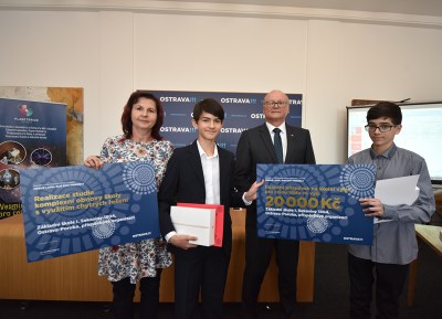 Autoři vítězného videa ze ZŠ I. Sekaniny z Poruby Adam Juřica a Michal Kozar s ředitelkou školy Miroslavou Bukovskou a náměstkem primátora Vladimírem Cigánkem. Foto: Lukáš Kaboň
