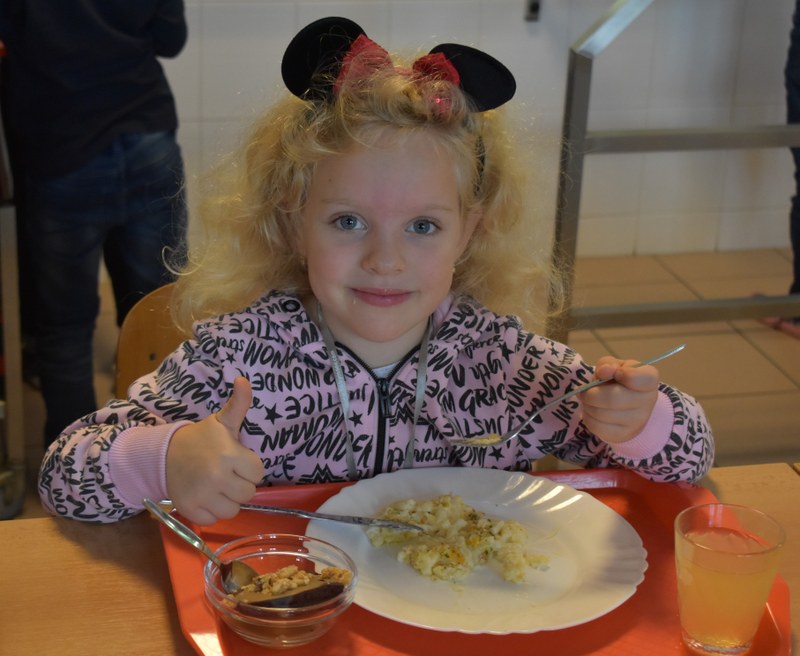 školáci v Petřkovicích si pochutnali na menu známého šéfkuchaře Davida Valíčka školáci v Petřkovicích si pochutnali na menu známého šéfkuchaře Davida Valíčka