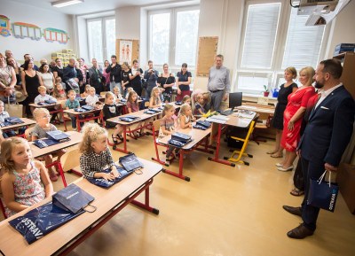 Primátor Tomáš Macura vítá prvnáčky ze Základní školy gen. Zdeňka Škarvady. Foto: Lukáš Kaboň