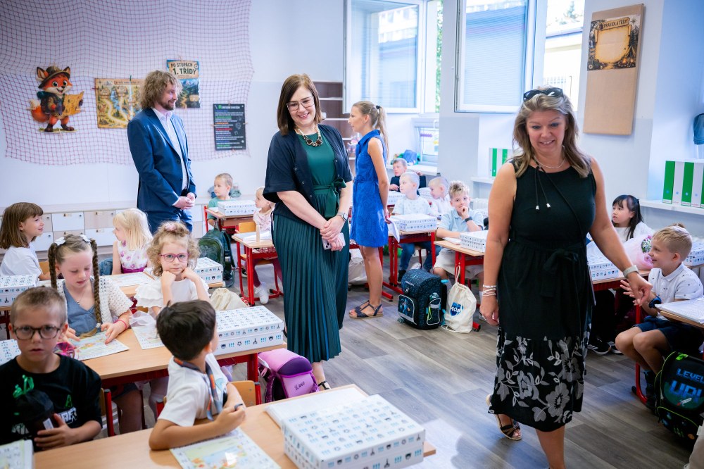 Radní Andrea Hoffmannová mezi prvňáčky na ZŠ Ostrčilova. Foto: Lukáš Kaboň