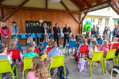 Ostravský primátor Jan Dohnal mezi petřkovickými prvňáčky. Foto: 