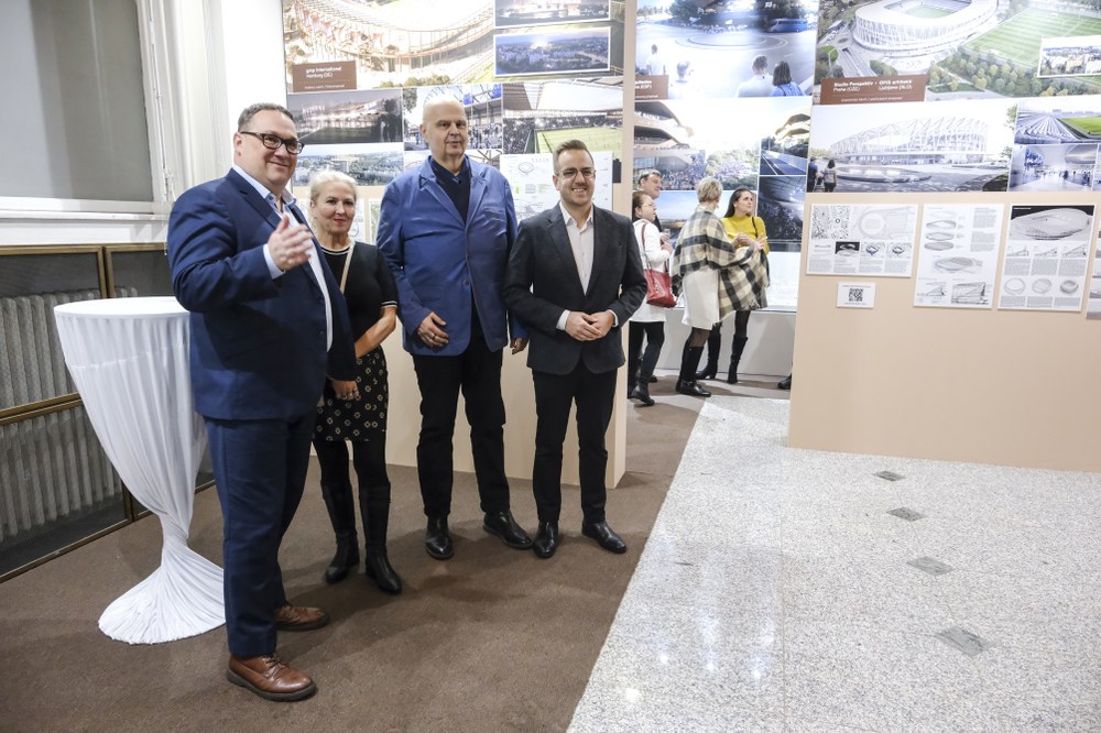 Vernisáž výstavy za účasti ostravského primátora Jana Dohnala, jeho náměstkyně Dagmar Macháčkové, starosty Moravské Ostravy a Přívozu Petra Veselky a starosty Slezské Ostravy Richarda Vereše. Foto: Adolf Horsinka Vernisáž výstavy za účasti ostravského primátora Jana Dohnala, jeho náměstkyně Dagmar Macháčkové, starosty Moravské Ostravy a Přívozu Petra Veselky a starosty Slezské Ostravy Richarda Vereše. Foto: Adolf Horsinka