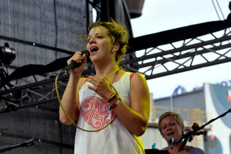 Zpívá Aneta Langerová.