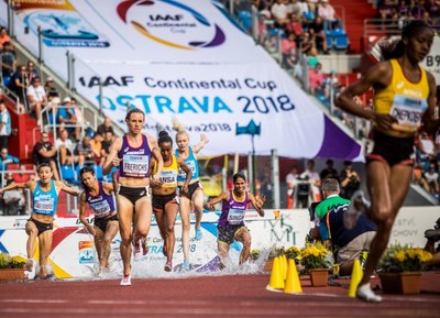 Běžkyně bojují na trati 300 metrů překážek. Foto: Jiří Zerzoň