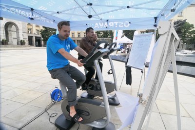 Každý kilometr našlapaný na stacionárním kole proměníte ve stokorunu, kterou obdrží patroni týmů. V letošním roce budou stacionární kola umístěna u OC Nová Karolina. Foto: archiv MMO