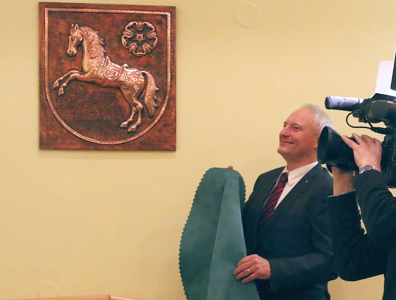 Náměstek primátora Zbyněk Pražák odhalil měděný reliéf se znakem města.