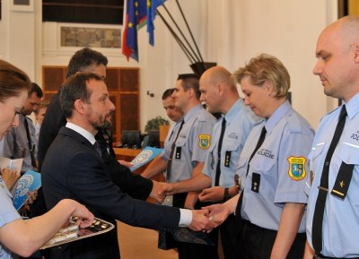 Primátor Tomáš Macura předává ocenění vynikajícím strážníkům. Foto: J. Urban