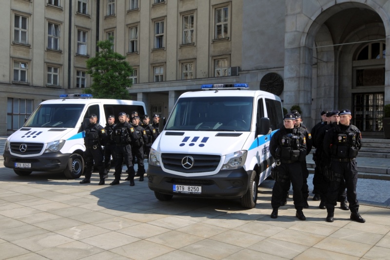 Příslušníci pořádkového oddílu MPO u svých nových vozidel.