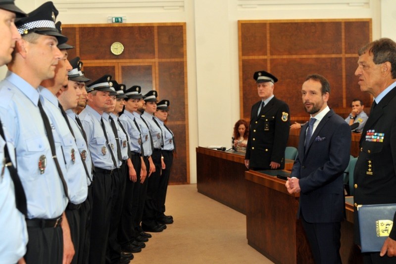 Slavnostní slib složilo 14 nových strážníků, z toho čtyři ženy.