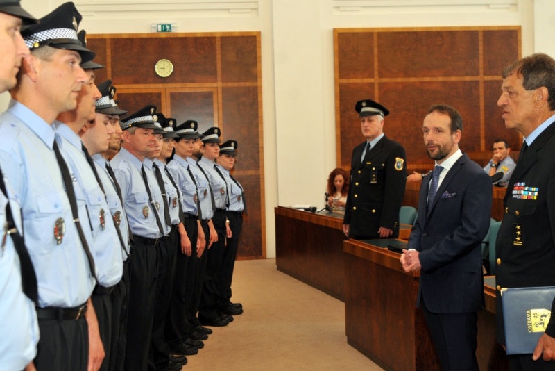 Slavnostní slib složilo 14 nových strážníků, z toho čtyři ženy.
