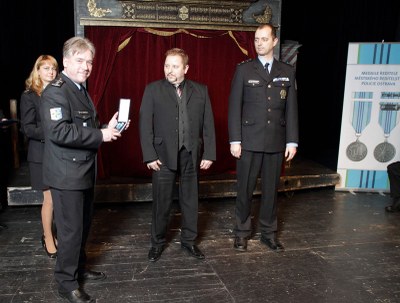 K foto: Tomáš Landsfeld předává nové ocenění - medaili Městského ředitelství policie Ostrava