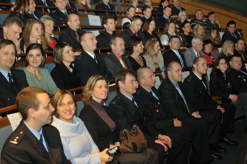 Pohled na účastníky ocenění v Divadle loutek