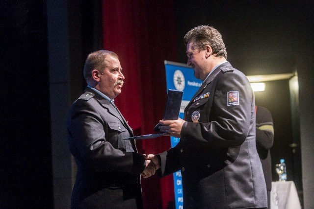 Na snímku René Dočekal předává vyznamenání. Foto: Jiří Zerzoň