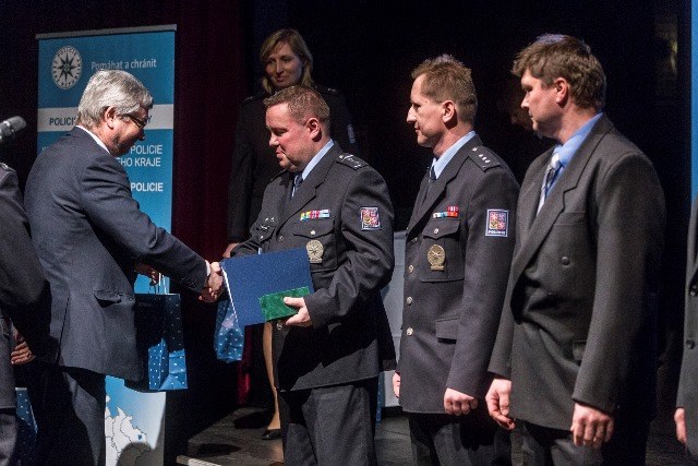 Primátor Petr Kajnar gratuluje oceněným policistům.