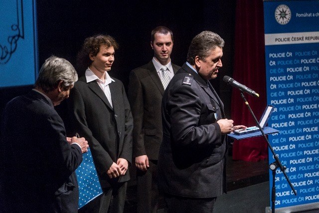 R. Dočekal děkuje dvěma odvážným můžům za dopadení pachatele.