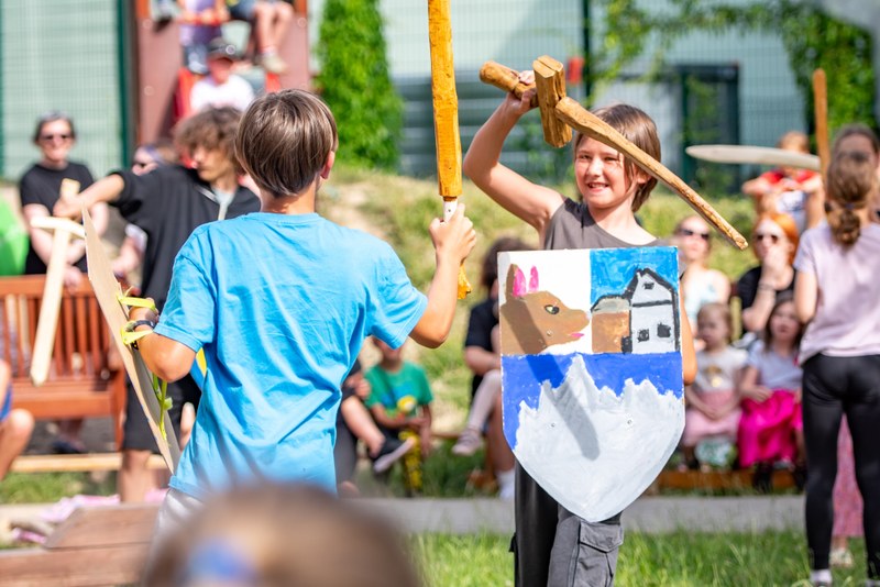 Děti si vyzkoušely řadu aktivit a her, mezi nimi také rytířský souboj
