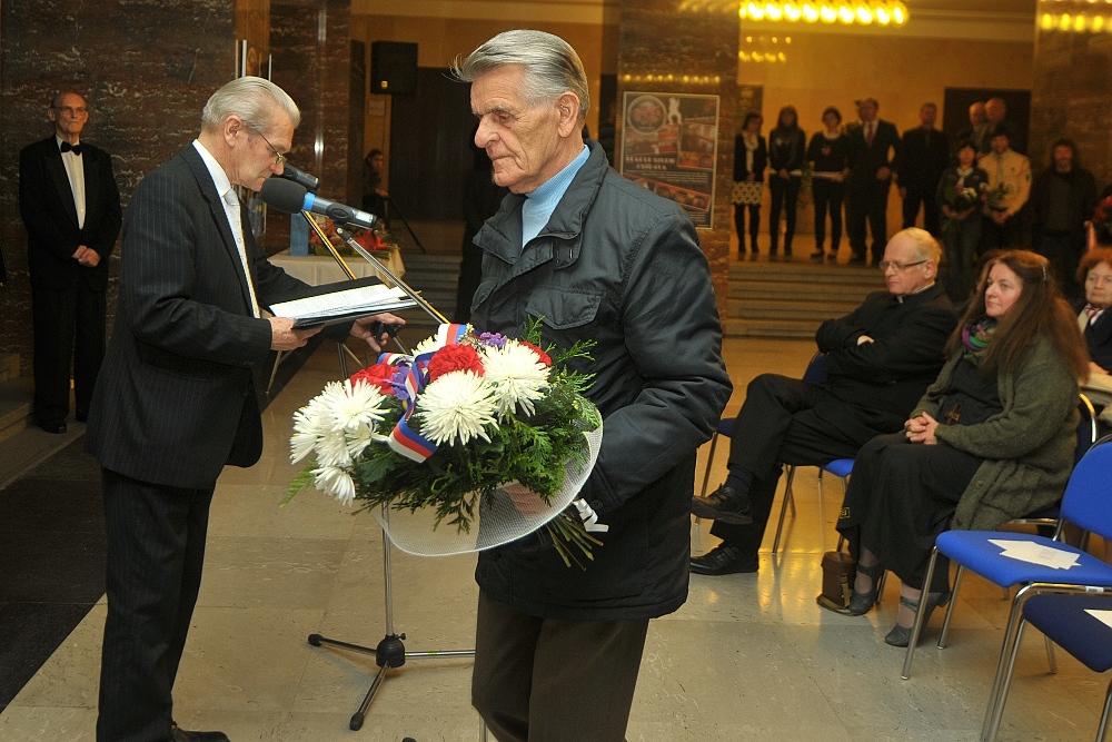 Delegace organizací pokládaly květy k památníku.