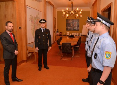 Noví strážníci před primátorem Tomášem Macurou. V pozadí zástupce ředitele MPO pro výkon služby Jiří Samek. Foto: P. Havránek