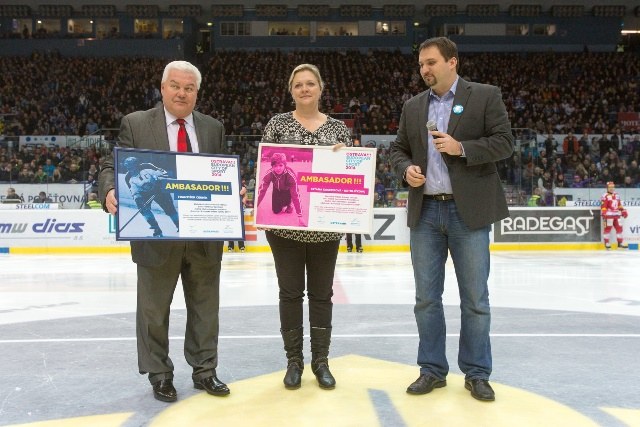 Zleva prezident HC Vítkovice Steel František Černík, atletická vicemistryně světa Táňa Netoličková a náměstek primátora Martin Štěpánek.