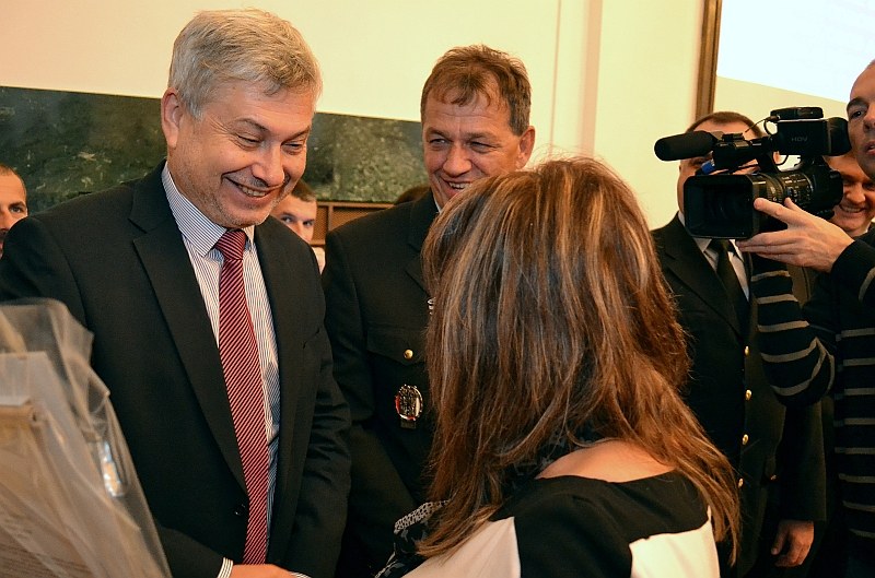 Primátor P. Kajnar, ředitel MPO Z. Harazim přebírají upomínkové předměty