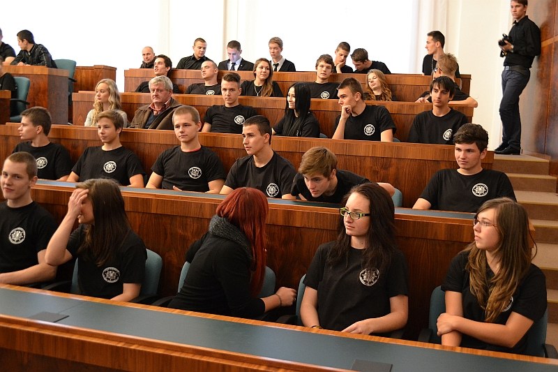 V sále byli přítomni i praktikanti z minulých kurzů