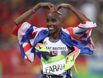 Britský vytrvalec Mo Farah s typickým srdcem po vítězném závodě.  Foto: Pavel Lebeda/sport-pics.cz
