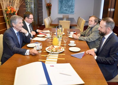 Primátor Tomáš Macura (vpravo) hovoří s velvyslancem Slovenska Peterem Weissem. Foto: René Stejskal 