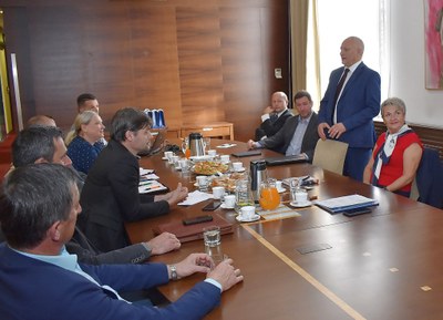 Náměstek primátora Zbyněk Pražák představil senátorům z Podvýboru pro bydlení systém ostravského sociálního bydlení. Foto: René Stejskal
