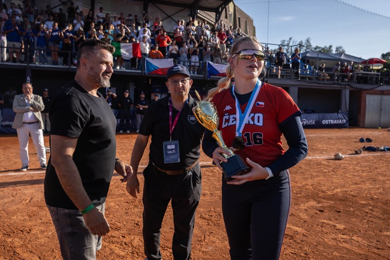 České softbalistky převzaly stříbrné medaile a trofej evropských vicemystryň. Foto: Jiří Zerzoň