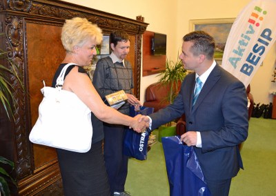 FOTO: Náměstek primátora Aleš Boháč předává cenu Michaele Pavlové.