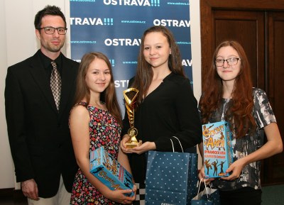 Členky vítězného družstva (zleva Barbora Ohnoutková, Karolina Schwarzová, Tereza Košťálová) s hlavním pořadatelem soutěže Ludvíkem Uhrovičem. Foto: B. Krzyžanek