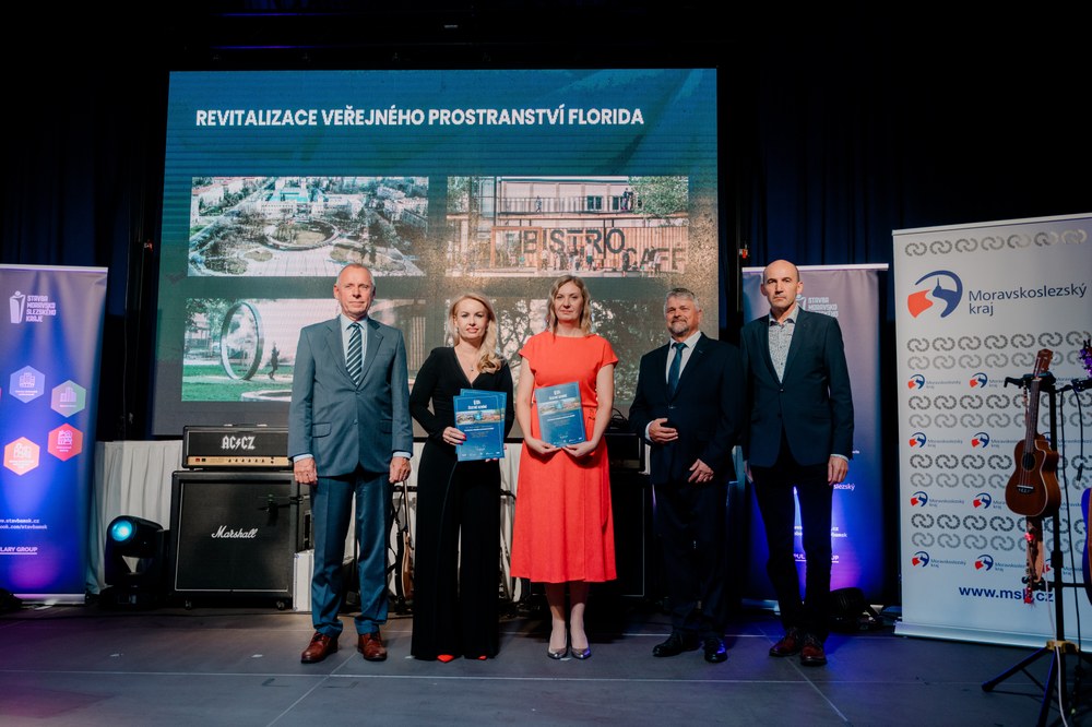 Náměstkyně primátora města Ostravy a starostka Poruby Lucie Baránková Vilamová (druhá zleva) na slavnostním ocenění úspěšných staveb. Foto: Lukáš Ston Náměstkyně primátora města Ostravy a starostka Poruby Lucie Baránková Vilamová (druhá zleva) na slavnostním ocenění úspěšných staveb. Foto: Lukáš Ston