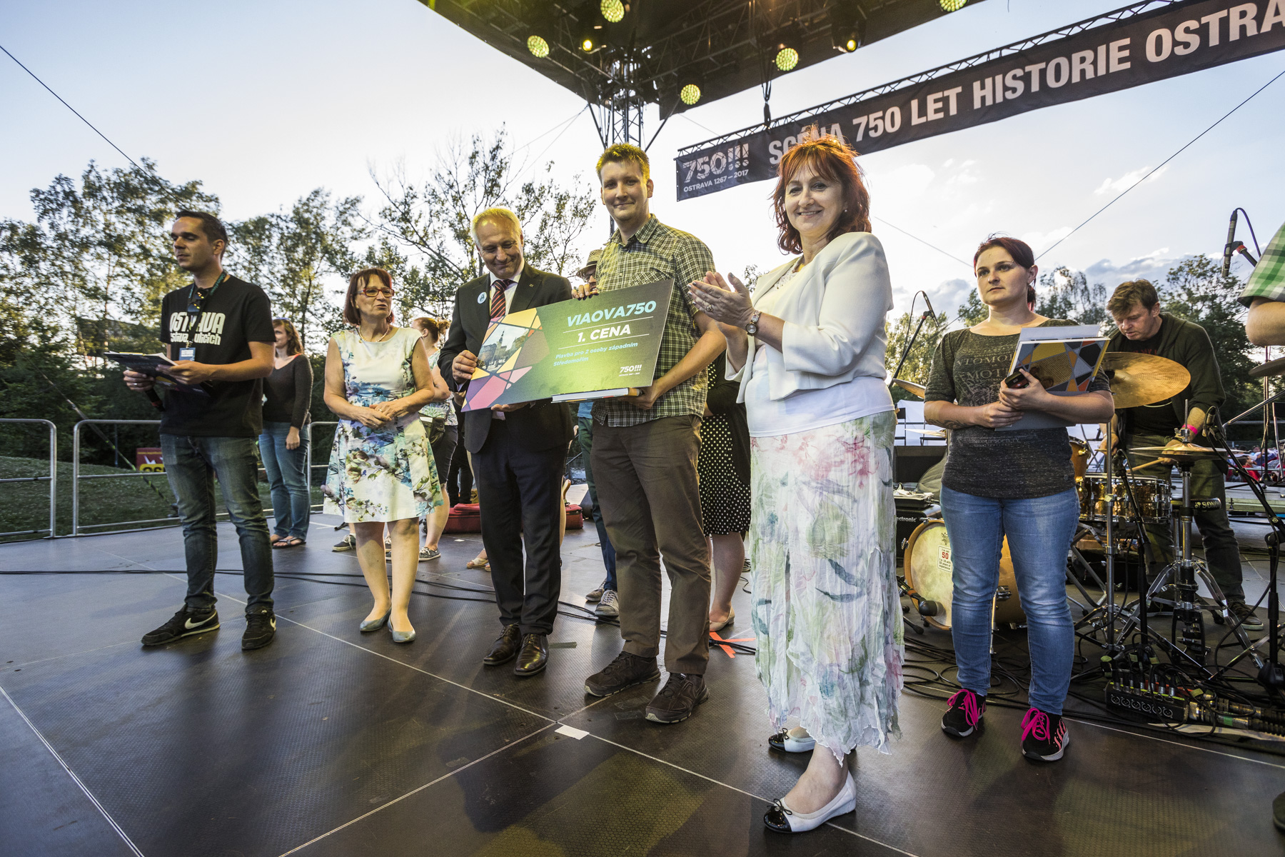 Vítězný Jiří Augustin s náměstkyní primátora Ivetou Vozňákovou, náměstkem Zbyňkem Pražákem a ředitelkou Archivu města Ostravy Blaženou Przybylovou. Foto: Jiří Zerzoň Vítězný Jiří Augustin s náměstkyní primátora Ivetou Vozňákovou, náměstkem Zbyňkem Pražákem a ředitelkou Archivu města Ostravy Blaženou Przybylovou. Foto: Jiří Zerzoň