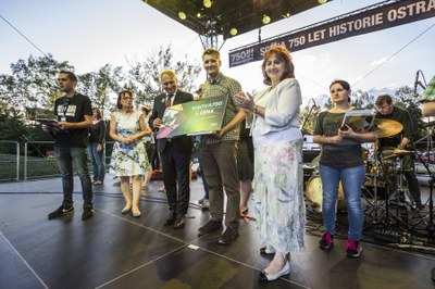 Vítězný Jiří Augustin s náměstkyní primátora Ivetou Vozňákovou, náměstkem Zbyňkem Pražákem a ředitelkou Archivu města Ostravy Blaženou Przybylovou. Foto: Jiří Zerzoň