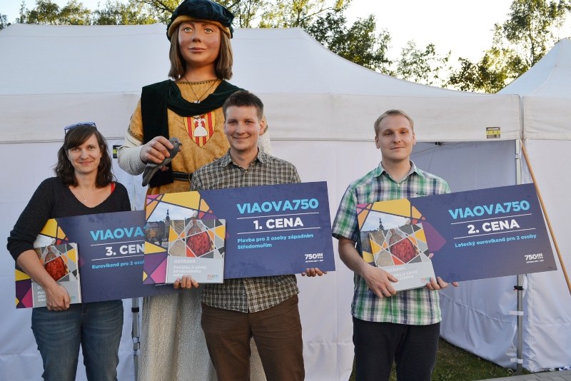 Trojice nejúspěšnějších finalistů. Zleva třetí Barbara Lindovská, uprostřed vítěz Jiří Augustin a vpravo druhý Jan Slepička. Trojice nejúspěšnějších finalistů. Zleva třetí Barbara Lindovská, uprostřed vítěz Jiří Augustin a vpravo druhý Jan Slepička.