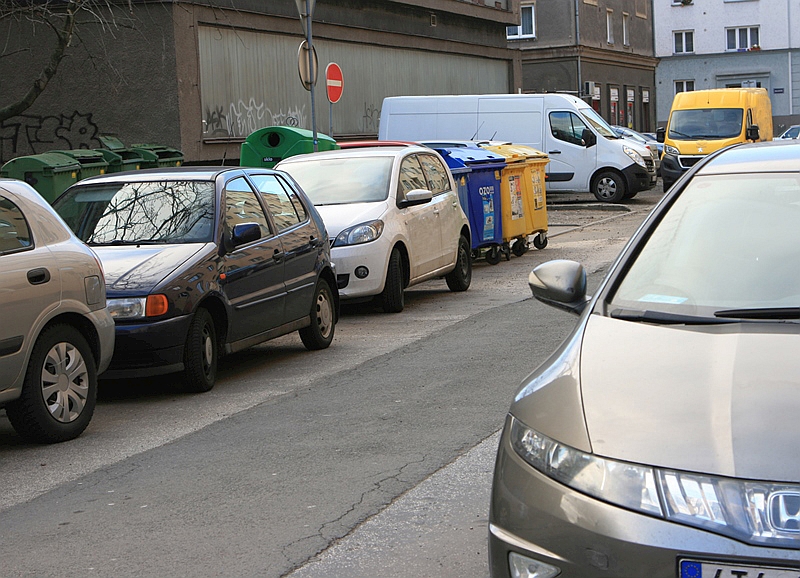 Chybně parkující auta omezují odvoz odpadu. Snímek Bohuslav Krzyžanek