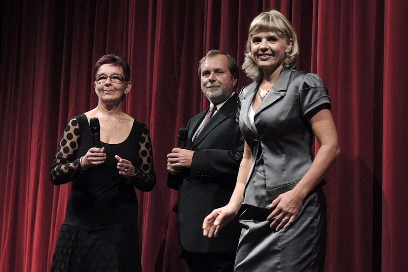 Nám. primátora S. Piperková (vpravo) otevírá festival