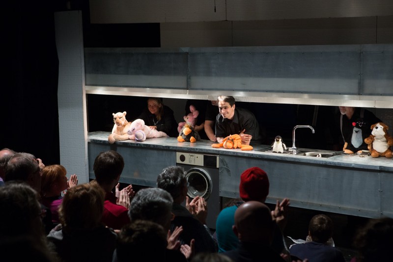 Závěrečné představení Amberville aneb drsné město hebkých plyšáků.