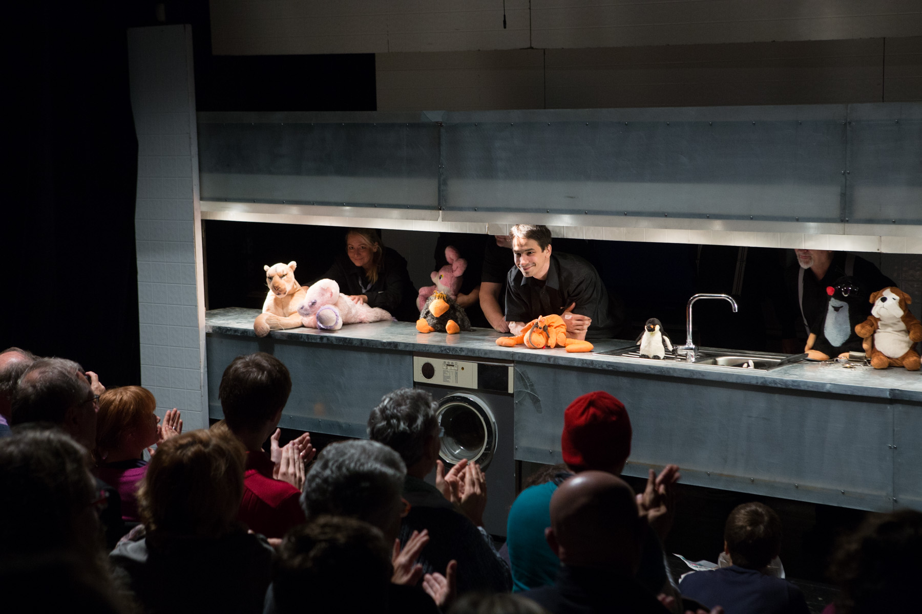 Závěrečné představení Amberville aneb drsné město hebkých plyšáků.