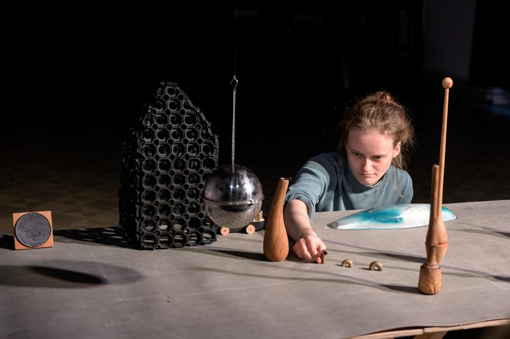 Z představení „Vyrobím si díru, abych z ní mohla čouhat". Foto: Roman Polášek Z představení „Vyrobím si díru, abych z ní mohla čouhat". Foto: Roman Polášek