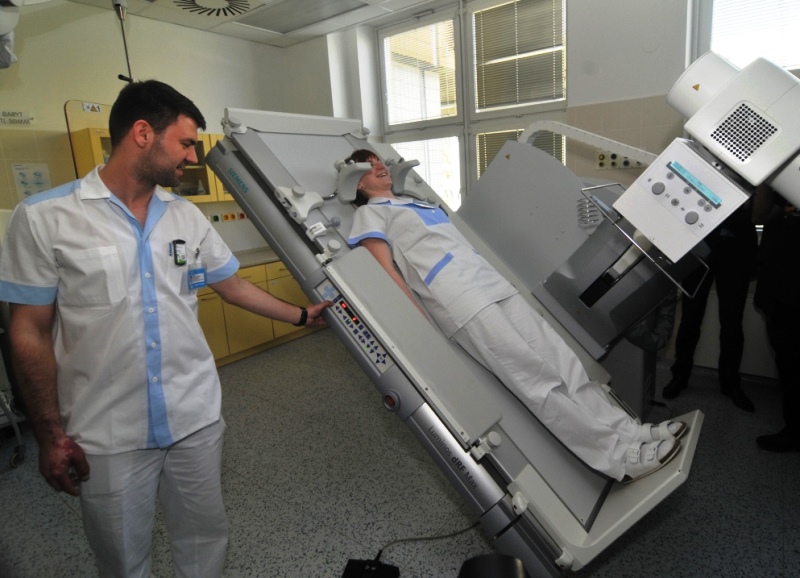 Radiologičtí asistenti Dalibor Majla a Edita Abdelhadi předvádějí možnosti skiagraficko-skiaskopické sklopné stěny. Foto: J. Urban