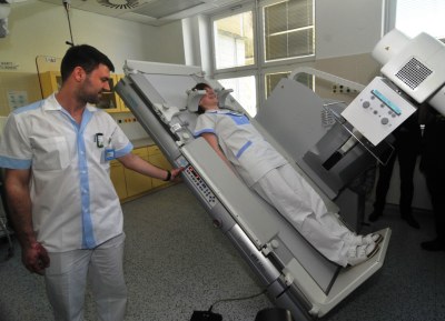 Radiologičtí asistenti Dalibor Majla a Edita Abdelhadi předvádějí možnosti skiagraficko-skiaskopické sklopné stěny. Foto: J. Urban