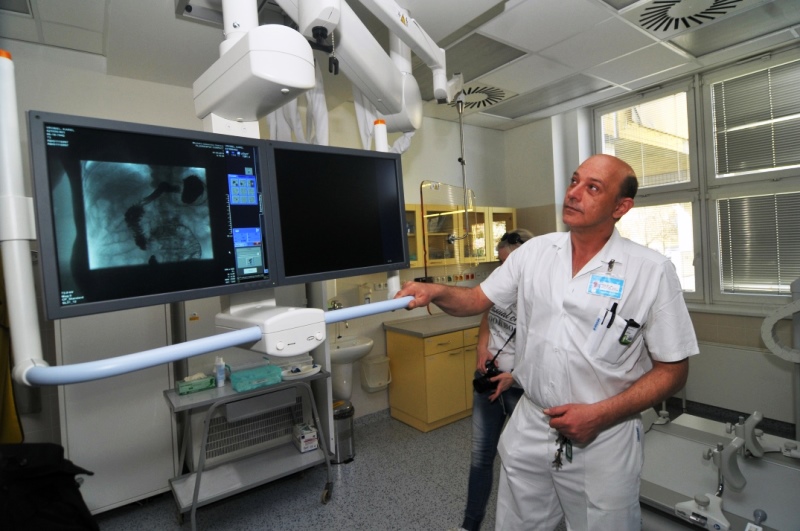 Asistent Marek Novák u monitorů angiografického RTG přístroje. 