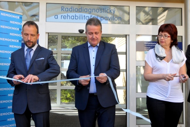 Slavnostní moment. Zleva Tomáš Macura, Josef Grochol a Jana Chmelová.