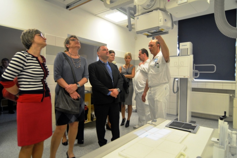 Vrchní radiologický asistent Marek Novák předvádí přístroj Ysio Max.